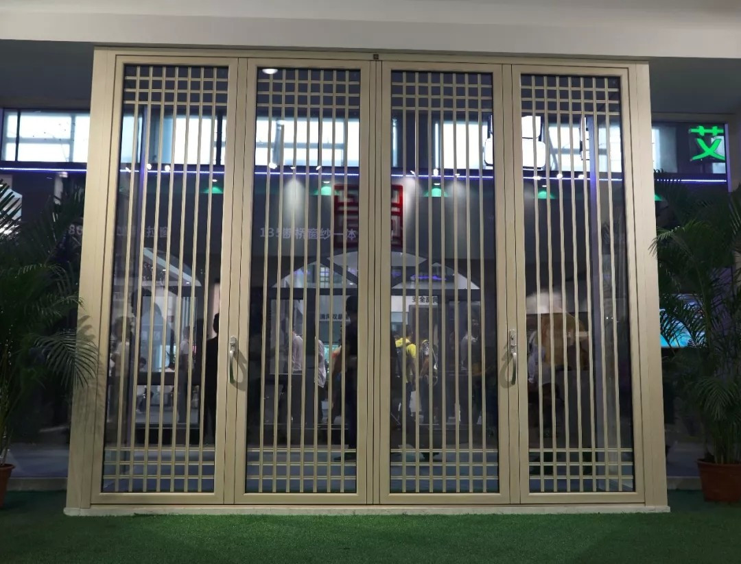 廣州建博會(huì)首日 怡發(fā)門窗攜推拉門新品重磅亮相，引領(lǐng)行業(yè)新潮流
